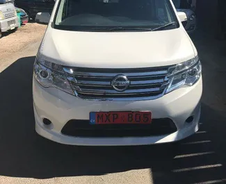 Frontvisning av en leiebil Nissan Serena i Pafos, Kypros ✓ Bil #3172. ✓ Automatisk TM ✓ 0 anmeldelser.