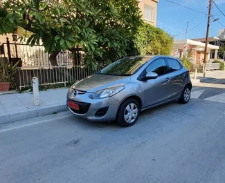 Vista frontal de un Mazda Demio de alquiler en Limassol, Chipre ✓ Coche n.º 3293. ✓ Automático TM ✓ 6 opiniones.