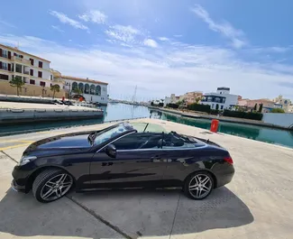 リマソールにて、キプロスにてでのMercedes-Benz E-Class Cabrio #3315 自動カーレンタル、2.2Lエンジン搭載 ➤ アレクサンドルから。