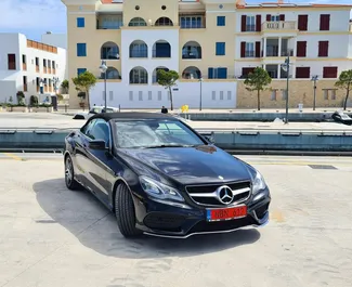 Přední pohled na pronájem Mercedes-Benz E-Class Cabrio v Limassolu, Kypr ✓ Auto č. 3315. ✓ Převodovka Automatické TM ✓ Recenze 0.