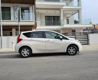 Wynajmij Nissan Note 2015 na Cyprze. Paliwo: Benzyna. Moc:  KM ➤ Koszt od 36 EUR za dobę.