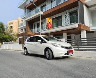 Vooraanzicht van een huurauto Nissan Note in Limassol, Cyprus ✓ Auto #3296. ✓ Transmissie Automatisch TM ✓ 1 beoordelingen.