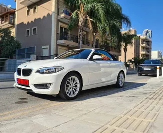 Vista frontal de un BMW 218i Cabrio de alquiler en Limassol, Chipre ✓ Coche n.º 3298. ✓ Automático TM ✓ 0 opiniones.