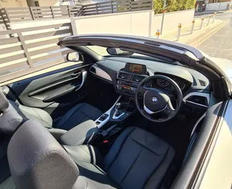 BMW 218i Cabrio 2017 automašīnas noma Kiprā, iezīmes ✓ Dīzeļdegviela degviela un  zirgspēki ➤ Sākot no 81 EUR dienā.