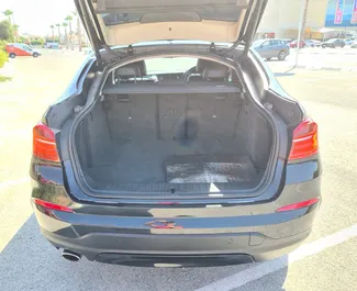 リマソールにてでのレンタル用BMW X4 2017のディーゼル 2.0Lエンジン。