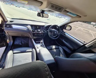 Innenraum von BMW X4 zur Miete auf Zypern. Ein großartiges 5-Sitzer Fahrzeug mit Automatisch Getriebe.