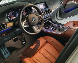 BMW X7 2021 biludlejning i De Forenede Arabiske Emirater, med ✓ Benzin brændstof og 250 hestekræfter ➤ Starter fra 1297 AED pr. dag.