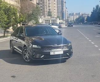 바쿠에서, 아제르바이잔에서 대여하는 Kia K5의 전면 뷰 ✓ 차량 번호#3485. ✓ 자동 변속기 ✓ 0 리뷰.
