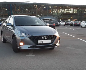 Vista frontal de um aluguel Hyundai Accent em Baku, Azerbaijão ✓ Carro #3487. ✓ Transmissão Automático TM ✓ 0 avaliações.