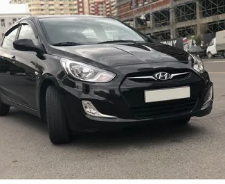 Vista frontal de un Hyundai Accent de alquiler en Bakú, Azerbaiyán ✓ Coche n.º 3541. ✓ Automático TM ✓ 0 opiniones.
