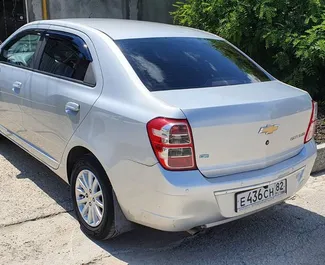 Chevrolet Cobalt 2013 automašīnas noma Krimā, iezīmes ✓ Benzīns degviela un 106 zirgspēki ➤ Sākot no 1907 RUB dienā.