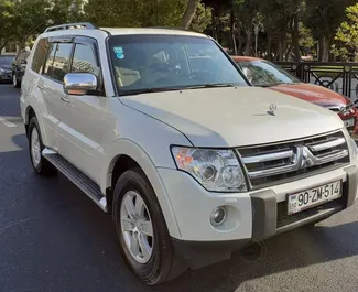 Frontvisning av en leiebil Mitsubishi Pajero i Baku, Aserbajdsjan ✓ Bil #3506. ✓ Automatisk TM ✓ 2 anmeldelser.
