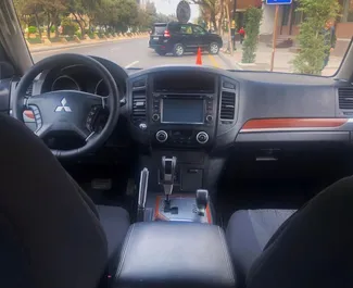 تأجير سيارة Mitsubishi Pajero 2018 في في أذربيجان، تتميز بـ ✓ وقود البنزين وقوة  حصان ➤ بدءًا من 90 AZN يوميًا.