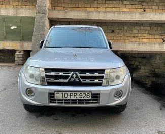 Frontvisning af en udlejnings Mitsubishi Pajero i Baku, Aserbajdsjan ✓ Bil #3641. ✓ Automatisk TM ✓ 0 anmeldelser.