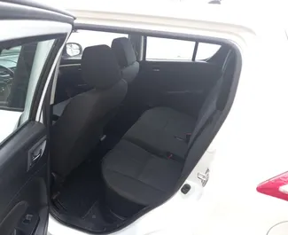Interior de Suzuki Swift para alquilar en Azerbaiyán. Un gran coche de 5 plazas con transmisión Automático.