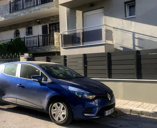 Sprednji pogled najetega avtomobila Renault Clio 4 v v Solunu, Grčija ✓ Avtomobil #3400. ✓ Menjalnik Priročnik TM ✓ Mnenja 0.