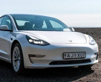 Přední pohled na pronájem Tesla Model 3 – Long Range v Keflavíku, Island ✓ Auto č. 3452. ✓ Převodovka Automatické TM ✓ Recenze 0.