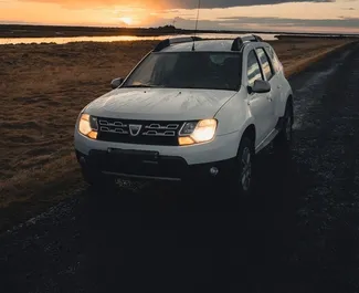 Vista frontal de um aluguel Dacia Duster em Keflavik, Islândia ✓ Carro #3321. ✓ Transmissão Manual TM ✓ 4 avaliações.