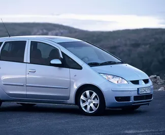 Vista frontal de un Mitsubishi Colt de alquiler en el aeropuerto de Burgas, Bulgaria ✓ Coche n.º 3635. ✓ Automático TM ✓ 1 opiniones.