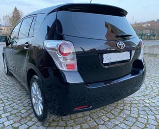 Toyota Corolla Verso 2013 araç kiralama Bulgaristan'da, ✓ Dizel yakıt ve 150 beygir gücü özellikleriyle ➤ Günde başlayan fiyatlarla 22 EUR.