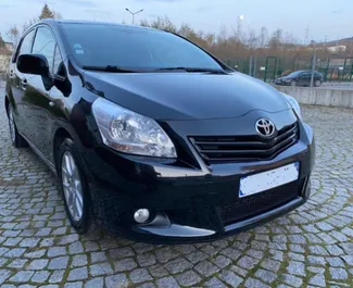 Framvy av en hyrbil Toyota Corolla Verso på Burgas Airport, Bulgarien ✓ Bil #3630. ✓ Växellåda Automatisk TM ✓ 0 recensioner.