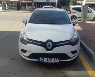 Vuokra-auton etunäkymä Renault Clio 4 Antalyan lentoasemalla, Turkki ✓ Auto #3742. ✓ Vaihteisto Manuaalinen TM ✓ Arvostelut 0.