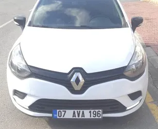 Frontvisning av en leiebil Renault Clio Grandtour på Antalya lufthavn, Tyrkia ✓ Bil #3743. ✓ Manuell TM ✓ 0 anmeldelser.