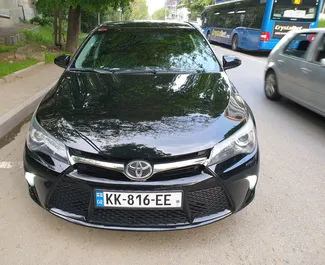 Vue de face d'une location Toyota Camry à Tbilissi, Géorgie ✓ Voiture #3859. ✓ Automatique TM ✓ 0 avis.