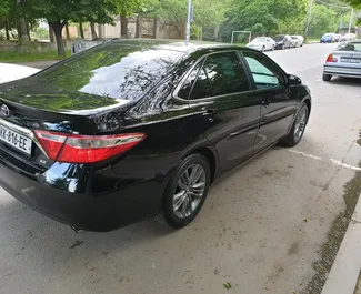 Pronájem auta Toyota Camry 2015 v Gruzii, s palivem Benzín a výkonem 181 koní ➤ Cena od 145 GEL za den.