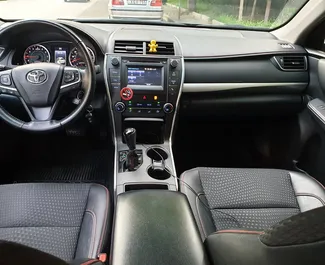 Benzine motor van 2,5L van Toyota Camry 2015 te huur in Tbilisi.