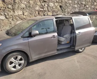 Ενοικίαση Toyota Sienna. Αυτοκίνητο Άνεση, Μίνι βαν προς ενοικίαση στη Γεωργία ✓ Κατάθεση 810 GEL ✓ Επιλογές ασφάλισης: TPL, CDW.