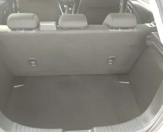 Interiér Mazda Demio na prenájom v na Cypre. Skvelé auto so sedadlami pre 5 osôb s prevodovkou Automatické.