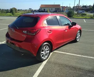 Mazda Demio 2016 zur Miete verfügbar in Larnaca, mit Kilometerbegrenzung unbegrenzte.