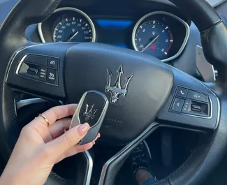 무제한의 주행 제한이 있는 리마솔에서에서 대여 가능한 Maserati Ghibli 2017.