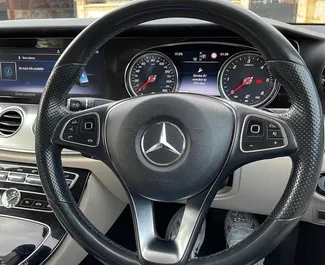 Bensiini 2,2L moottori Mercedes-Benz E220 2017 vuokrattavana Limassolissa.
