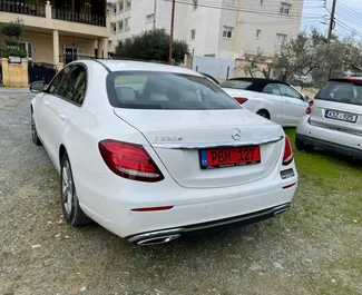 在 在塞浦路斯 租赁 Mercedes-Benz E220 2017 汽车，特点包括 ✓ 使用 Petrol 燃料和 200 马力 ➤ 起价 120 EUR 每天。