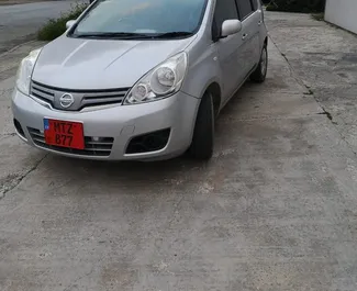 Frontvisning av en leiebil Nissan Note i Larnaca, Kypros ✓ Bil #3995. ✓ Automatisk TM ✓ 0 anmeldelser.