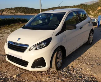 Frontvisning av en leiebil Peugeot 108 på Kreta, Hellas ✓ Bil #4008. ✓ Manuell TM ✓ 0 anmeldelser.