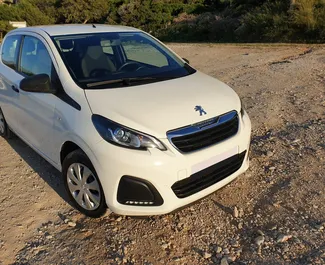 Peugeot 108 대여. 그리스에서에서 대여 가능한 경제 차량 ✓ 보증금 없음 ✓ TPL, FDW, 승객, 도난 보험 옵션.
