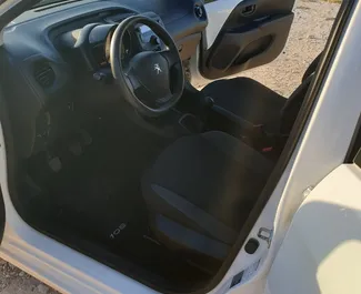 Innenraum von Peugeot 108 zur Miete in Griechenland. Ein großartiges 4-Sitzer Fahrzeug mit Schaltgetriebe Getriebe.