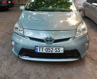 Sprednji pogled najetega avtomobila Toyota Prius v na letališču Tbilisi, Georgia ✓ Avtomobil #4042. ✓ Menjalnik Samodejno TM ✓ Mnenja 0.