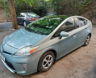 Toyota Prius 2013 auton vuokraus Georgiassa, sisältää ✓ Hybridi polttoaineen ja 134 hevosvoimaa ➤ Alkaen 75 GEL päivässä.