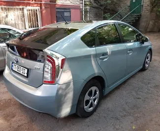Toyota Prius 内饰，在格鲁吉亚 出租。一辆优秀的 5 座位车，配备 Automatic 变速箱。