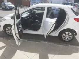 Vermietung Mazda Demio. Wirtschaft Fahrzeug zur Miete auf Zypern ✓ Kaution Einzahlung von 600 EUR ✓ Versicherungsoptionen KFZ-HV, TKV, Diebstahlschutz.