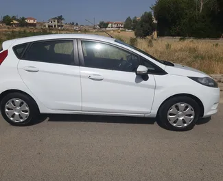 Ford Fiesta 2015 araç kiralama Kıbrıs'ta, ✓ Benzin yakıt ve 98 beygir gücü özellikleriyle ➤ Günde başlayan fiyatlarla 26 EUR.