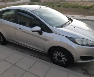 Frontansicht eines Mietwagens Ford Fiesta in Larnaca, Zypern ✓ Auto Nr.4067. ✓ Schaltgetriebe TM ✓ 0 Bewertungen.