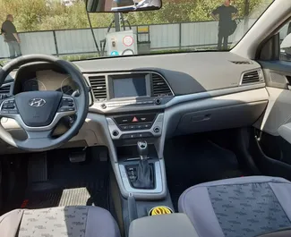 Hyundai Elantra 2017 con sistema A trazione anteriore, disponibile all'aeroporto di Tbilisi.
