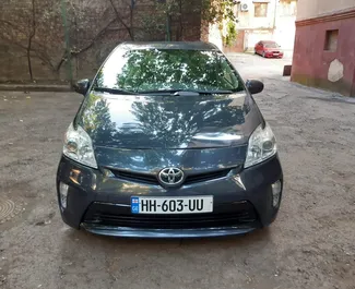 Wynajmij Toyota Prius 2014 w Gruzji. Paliwo: Hybryda. Moc: 134 KM ➤ Koszt od 75 GEL za dobę.