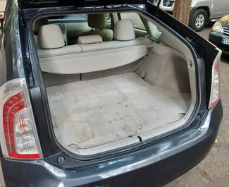 Toyota Prius salono nuoma Gruzijoje. Puikus 5 sėdimų vietų automobilis su Automatinis pavarų dėže.