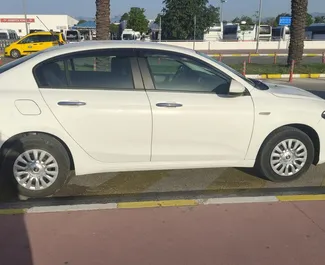 Frontvisning av en leiebil Fiat Egea på Antalya lufthavn, Tyrkia ✓ Bil #4222. ✓ Manuell TM ✓ 8 anmeldelser.
